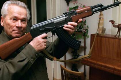 Mijail Kalashnikov con su fusil