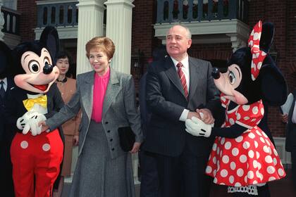 Mijail y Raisa Gorbachov en 1992 en Disneylandia Tokio