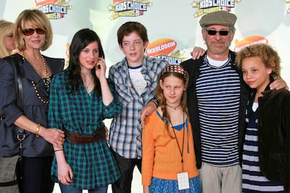 Spielberg junto a cuatro de sus siete hijos en los Nickelodeon Kids Choice Awards de 2007