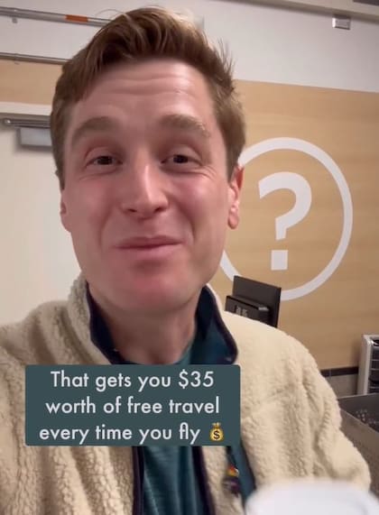 Mikah Meyer compartió en Instagram cómo logra conseguir millas de vuelo gratis en cada una de sus aventuras
