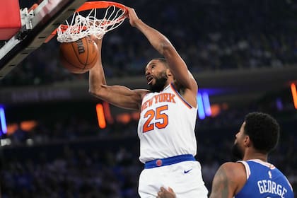 Mikal Bridges vuelca la pelota frente a Paul George; New York Knicks y Philadelphia 76ers sostendrán el cuarto capítulo de una serie que gana el primero por 3 a 0.