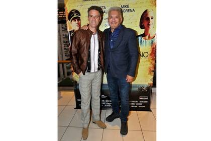 Mike Amigorena y Arnaldo André, el director del film, posaron juntos para los flashes