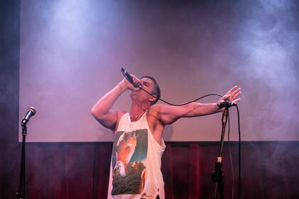 Mike Amigorena ya había participado del primer Karaoke Paraíso y esta vez volvió a subir al escenario para cantar un tema y no más, como se lo pedía el público porque al otro día tenía dos funciones de La cena de los tontos y había que cuidar la garganta