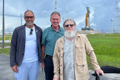 Mike Bolger, líder del programa Exploration Ground Systems, Carlos Bayala y Gustavo Santaolalla, en el despegue de la misión Artemis I