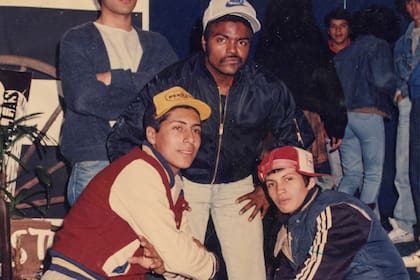 Mike Dee (en el centro), uno de los primeros breakers y raperos, activo desde principios de los 80