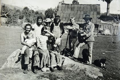 Mike (el segundo desde la derecha, con el sitar en la mano) en su chacra en El Bolsón, en 1977. Esta foto apareció en el número 12 de la revista El Expreso Imaginario con el epígrafe Bolson Blues Band