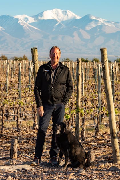 Mike Evans junto a su perra "María Uco"