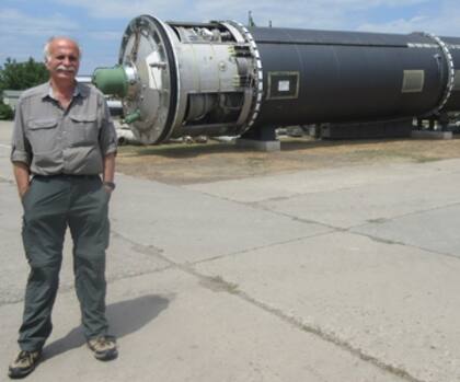 Mike Gruntman, junto a un misil balístico intercontinental SS-18 en Ucrania