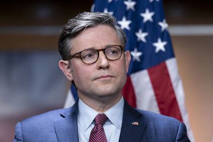 Mike Johnson, presidente de la Cámara de Representantes, opinó sobre los pagos del DOGE a los contribuyentes (Scott Applewhite/AP)