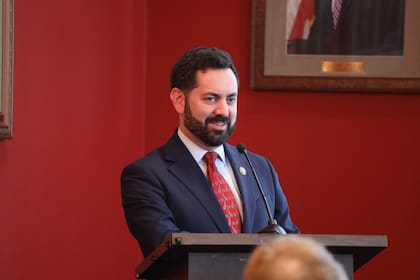 Mike Lawler, congresista republicano que representa a Nueva York cuestionó el estatus de ciudadanía de un oficial electo de un condado neoyorquino