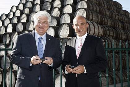 Mike Lazaridis y Jim Balsillie dejaron de ser los máximos responsables de Research in Motion, el fabricante de los teléfonos BlackBerry, ante las presiones de los accionistas