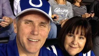 Mike Pence, el vicepresidente de EE.UU, con su mujer en el estadio