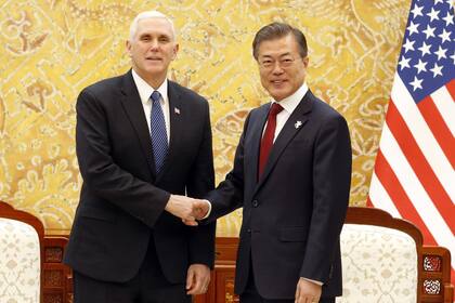 Mike Pence junto al presidente de Corea del Sur