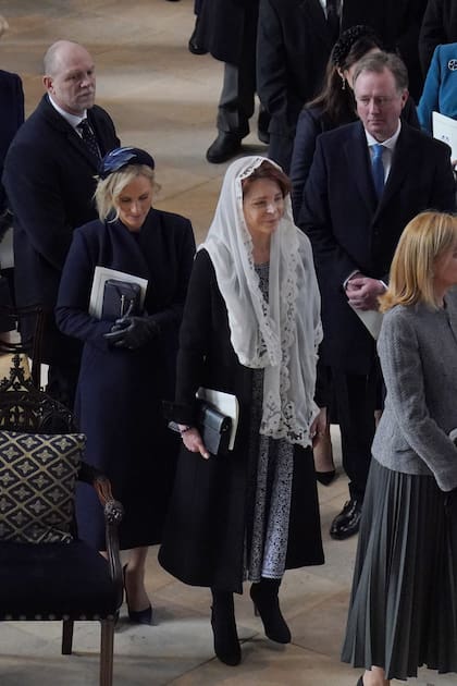 Mike Tindall y Zara Tindall, la reina Noor de Jordania (viuda del rey Hussein) y el príncipe Gustav zu Sayn-Wittgenstein-Berleburg.