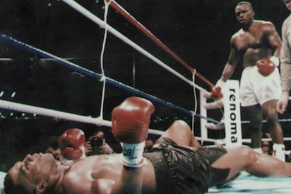 Al verlo caído de espaldas en el ring, pocos sabían que Tyson “el día antes de la pelea también había tenido sexo con dos sirvientas al mismo tiempo. Y luego dos chicas más, una a la vez, la noche antes del combate”. Que ése fin de semana previo a la pelea de Tyson "debieron haber dos docenas de chicas en la habitación", como contó su amigo, el cantante Bobby Brown.