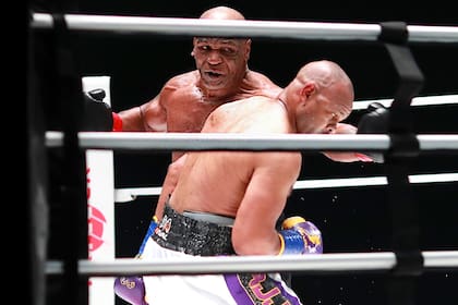 Mike Tyson castiga a Roy Jones Jr. durante una exhibición