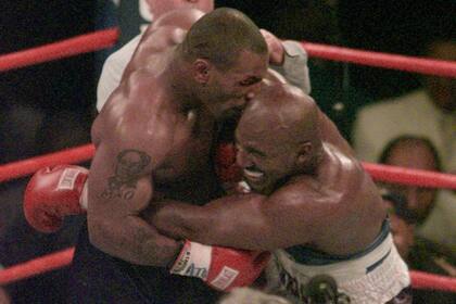 Mike Tyson muerde la oreja de Evander Holyfield en el tercer round de su pelea de peso pesado de la AMB. FUe el 28 de junio de 1997, en el MGM Grand en Las Vegas