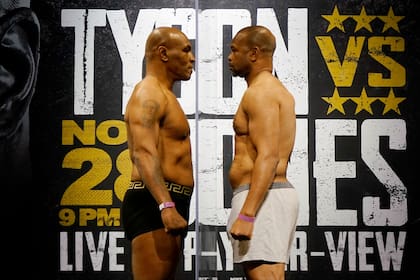 Mike Tyson y Roy Jones Jr. durante el pesaje, el día anterior a la exhibición en Los Ángeles.