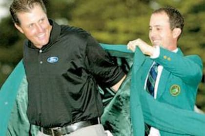 Mike Weir, el campeón saliente, le calza el saco verde a Mickelson en el Masters de 2004