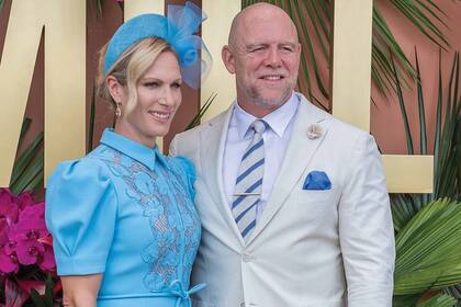 Mike y Zara Tindall,
con vestido de Rebecca
Vallance, que combinó con
un tocado del mismo color de
Victoria Charles.