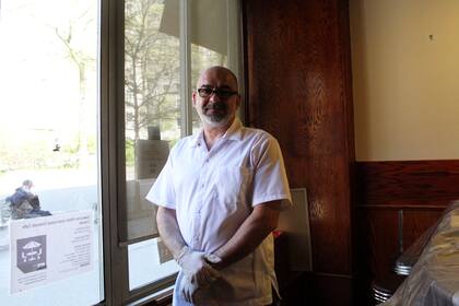 Mike Zoulis, gerente y copropietario del restaurante, aspira a poder volver a abrir en junio