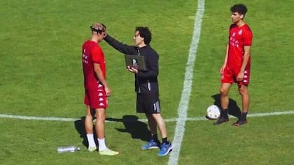 Mikel Alonso midiendo la actividad cerebral de futbolistas del club español La Cultural Leonesa