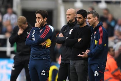 Mikel Arteta, junto a su grupo de especialistas del cuerpo técnico