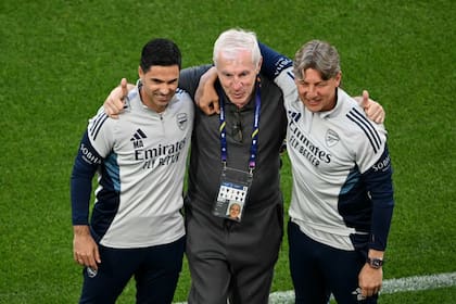 Mikel Arteta, Luis Fernandez (el DT que los unió en PSG) y Gabriel Heinze, en la previa a la final por la Champions de este sábado