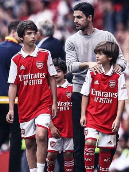 Mikel Arteta y sus tres hijos