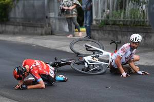 Giro de Italia. Otro ciclista se accidentó y él terminó llevándose seis fracturas