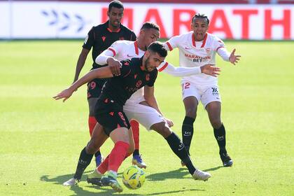 Mikel Merino y Fernando, en el partido entre Sevilla y Real Sociedad