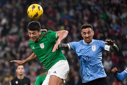  Mikel Vesga y Matias Vecino, en una disputa aérea en el amistoso Euskadi 1-Uruguay 1