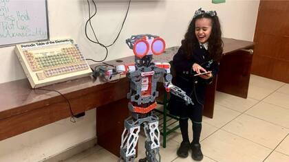 Mikella interactuó con uno de los protagonistas de la clase de robótica