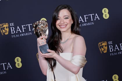 Mikey Madison posa con el premio a la mejor actriz por Anora en la 78a edición de los Premios de la Academia Británica de Cine, BAFTA
