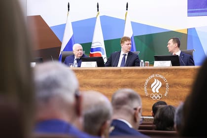 Mikhail Degtyarev (derecha), ministro de Deportes de Rusia, agradeció a COI "sus avances progresivos y coherentes hacia la restauración de los principios fundamentales de la Carta Olímpica", a raíz del permiso a los juveniles a competir bajo bandera del país.