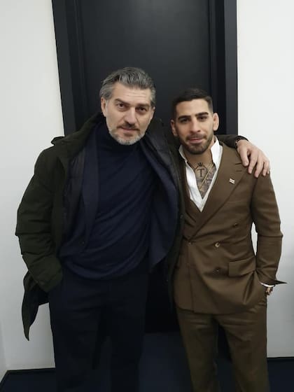 Mikheil Kavelashvili, exfutbolista y candidato a presidente de Georgia, con el el luchador de MMA Ilia Topuria, una estrella de ese país