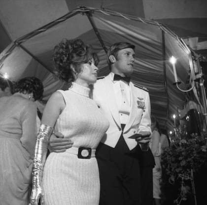 Miki junto a su novio en una fiesta en la mansión Playboy: 50 años después sacó la verdad a la luz