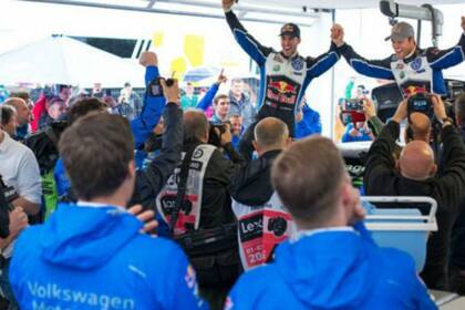 Mikkelsen festeja el triunfo con su equipo