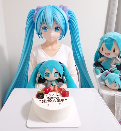 Miku junto con su torta de aniversario