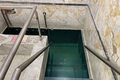 Mikve de la comunidad Yeshurun. Las escaleras dan a un fondo lo bastante profundo como para que la mujer pueda zambullirse por completo, y que no quede ni un cabello afuera del agua, como lo dictamina la ley judía