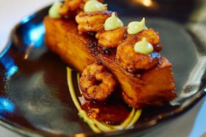 Mil hojas de papas con emulsión de palta y langostinos