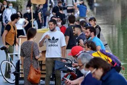 Cientos de italianos salieron a las calles en Naviglie, Milán, que se encuentra en la "fase 2" en el proceso de desconfinamiento de la cuarentena impuesta para frenar la propagación de coronavirus