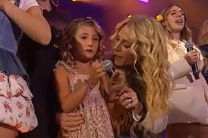 Mila acompañó a su abuela en el escenario y se animó a cantar junto a ella (Foto: Captura Olga)