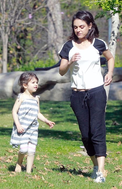 Mila corre junto a la pequeña Wyatt
