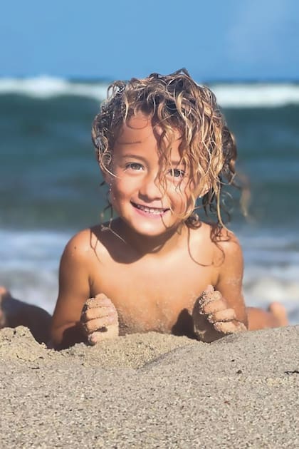 Mila disfrutando de la playa. Nació en 2018, un año después que sus padres, Tomás Yankelevich y Sofía Reca, decidieran instalarse definitivamente en Miami para continuar allí sus carreras.