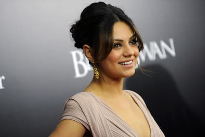 El primer beso de Mila Kunis fue nada menos que con su marido, Ashton Kutcher