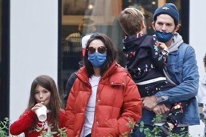 Mila Kunis y Ashton Kutcher con sus hijos