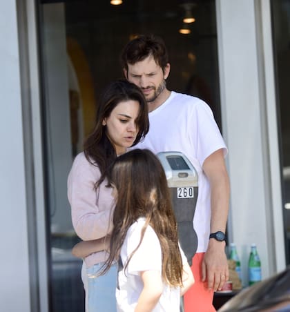 Mila Kunis y Ashton Kutcher, en familia y en Los Ángeles