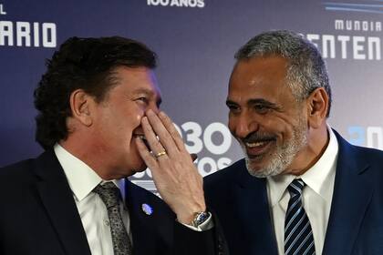 Milad junto a Alejandro Domínguez, durante la oficialización de la candidatura sudamericana para el Mundial 2030 en agosto