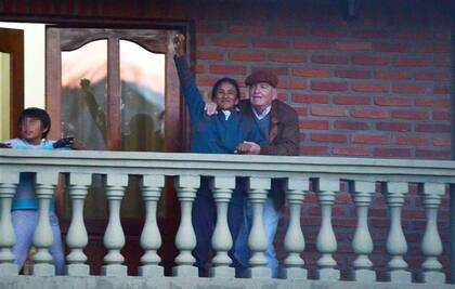 Milagro Sala fue recibida por familiares al llegar a la casa donde vivirá ahora